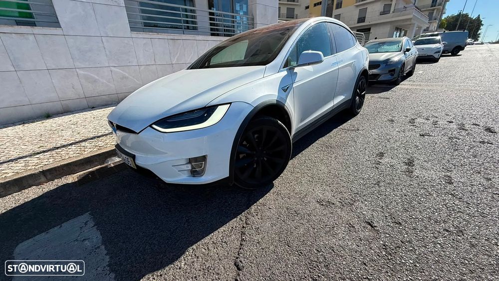 Tesla Model X - 3