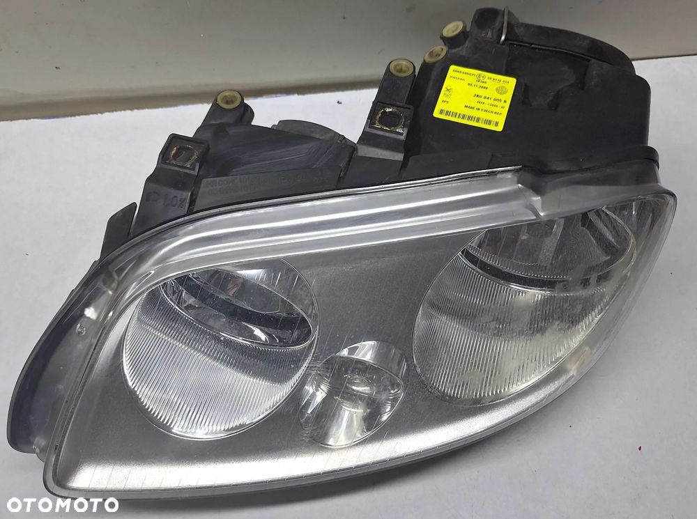 LAMPA HELLA LEWY PRZÓD- VOLKSWAGEN CADDY  /2009 ROK / EUROPA - 1
