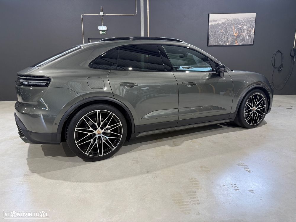 Porsche Macan Electric 4 - 12