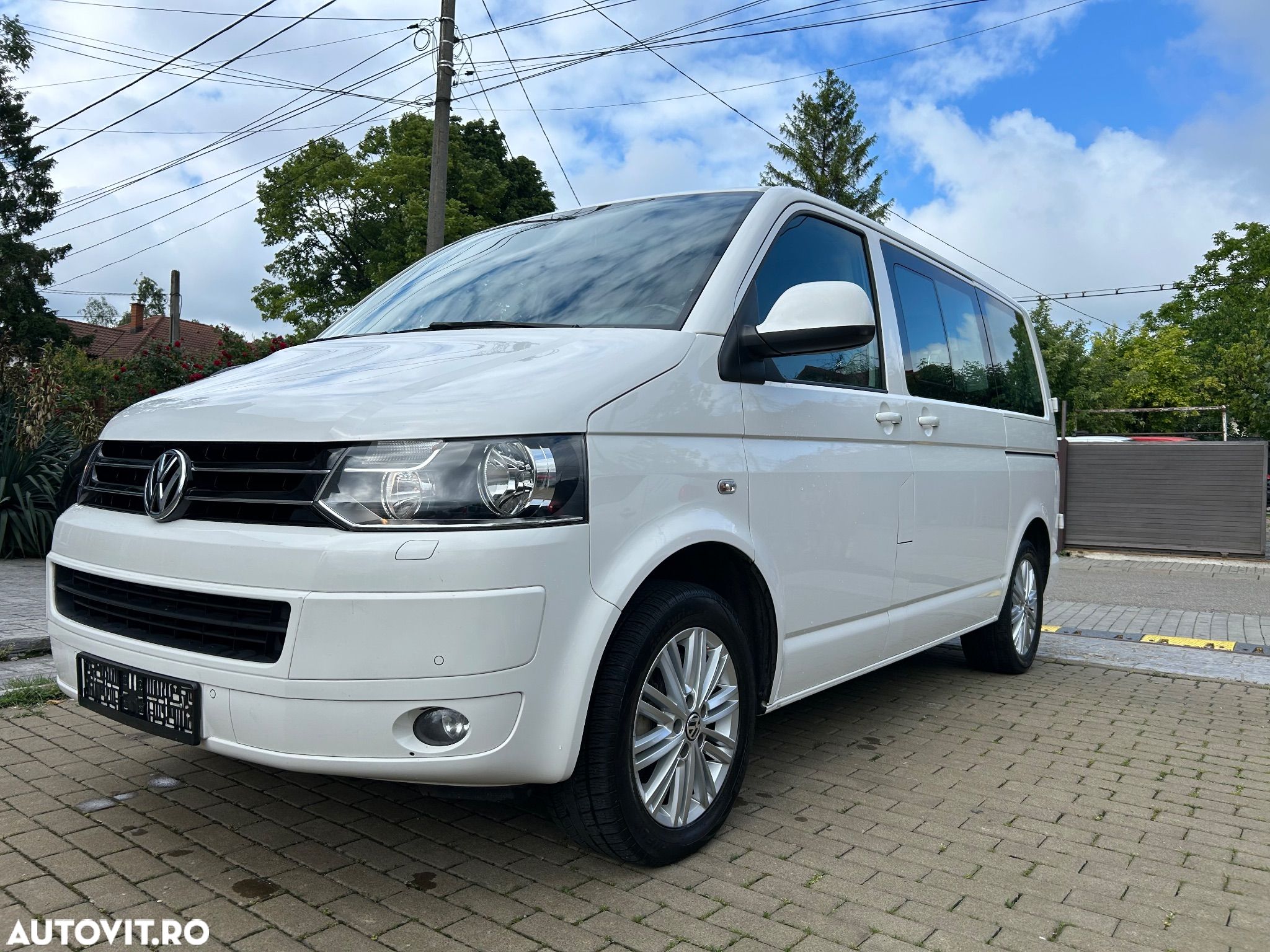 Volkswagen Caravelle - 1