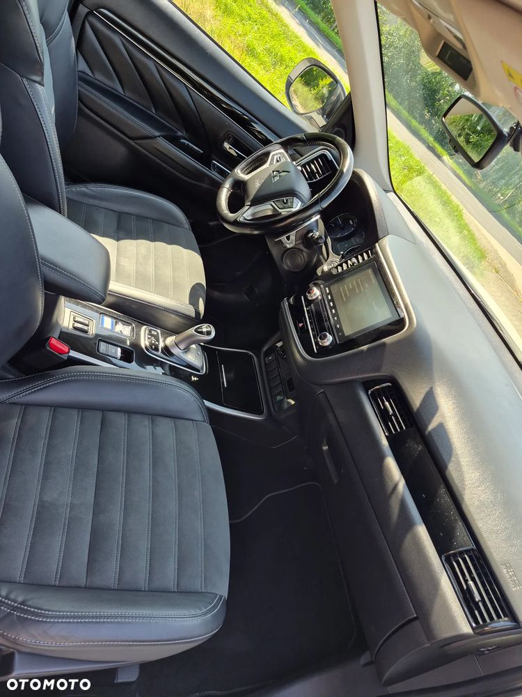 Mitsubishi Outlander - 12