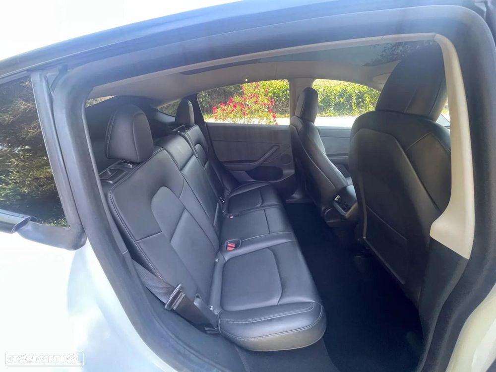 Tesla Model Y Long Range Dual Motor AWD — fotografia 12