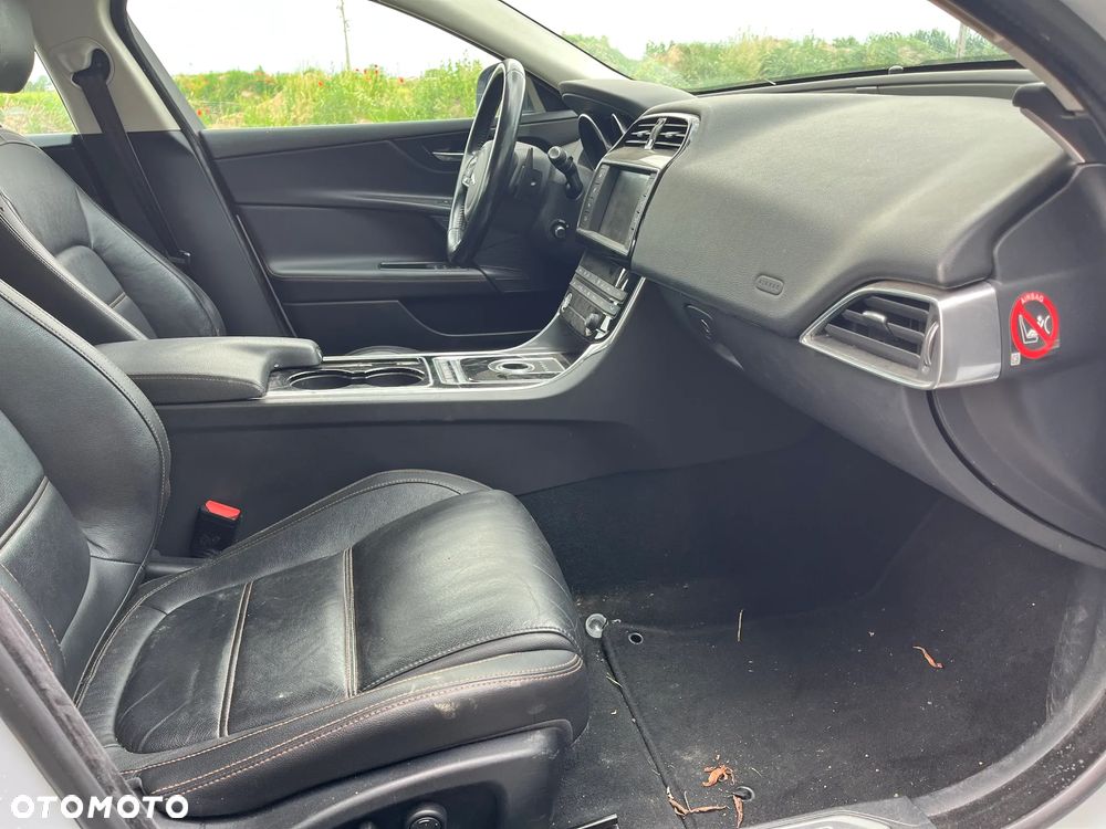 Jaguar XE 2.0 T R-Sport - 23