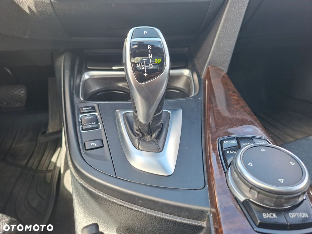 BMW Seria 3 328i Sport Line - 29