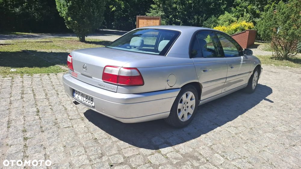 Opel Omega 2.2 Elegance - 11