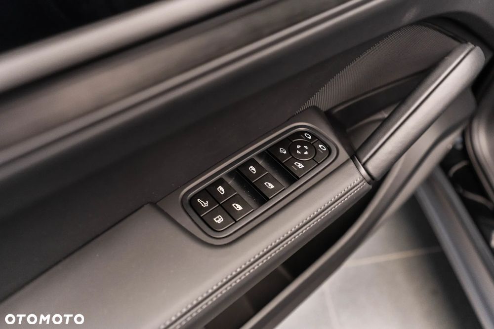 Porsche Cayenne E-Hybrid PHEV Black Edition - 24