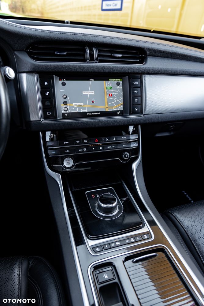 Jaguar XF 30d S - 38
