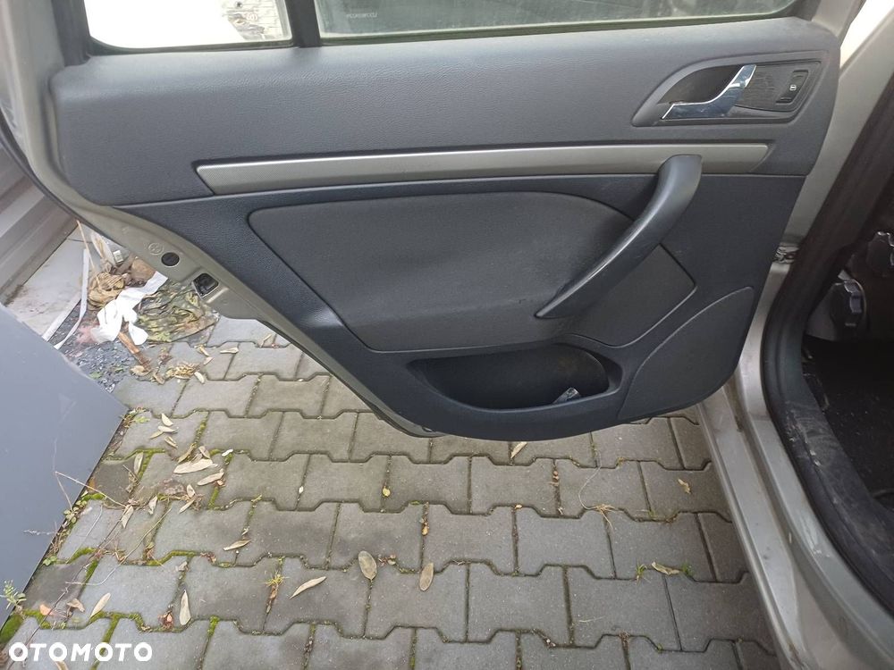 DRZWI KOMPLETNE LEWY TYŁ SKODA OCTAVIA II KOMBI 9202 - 3