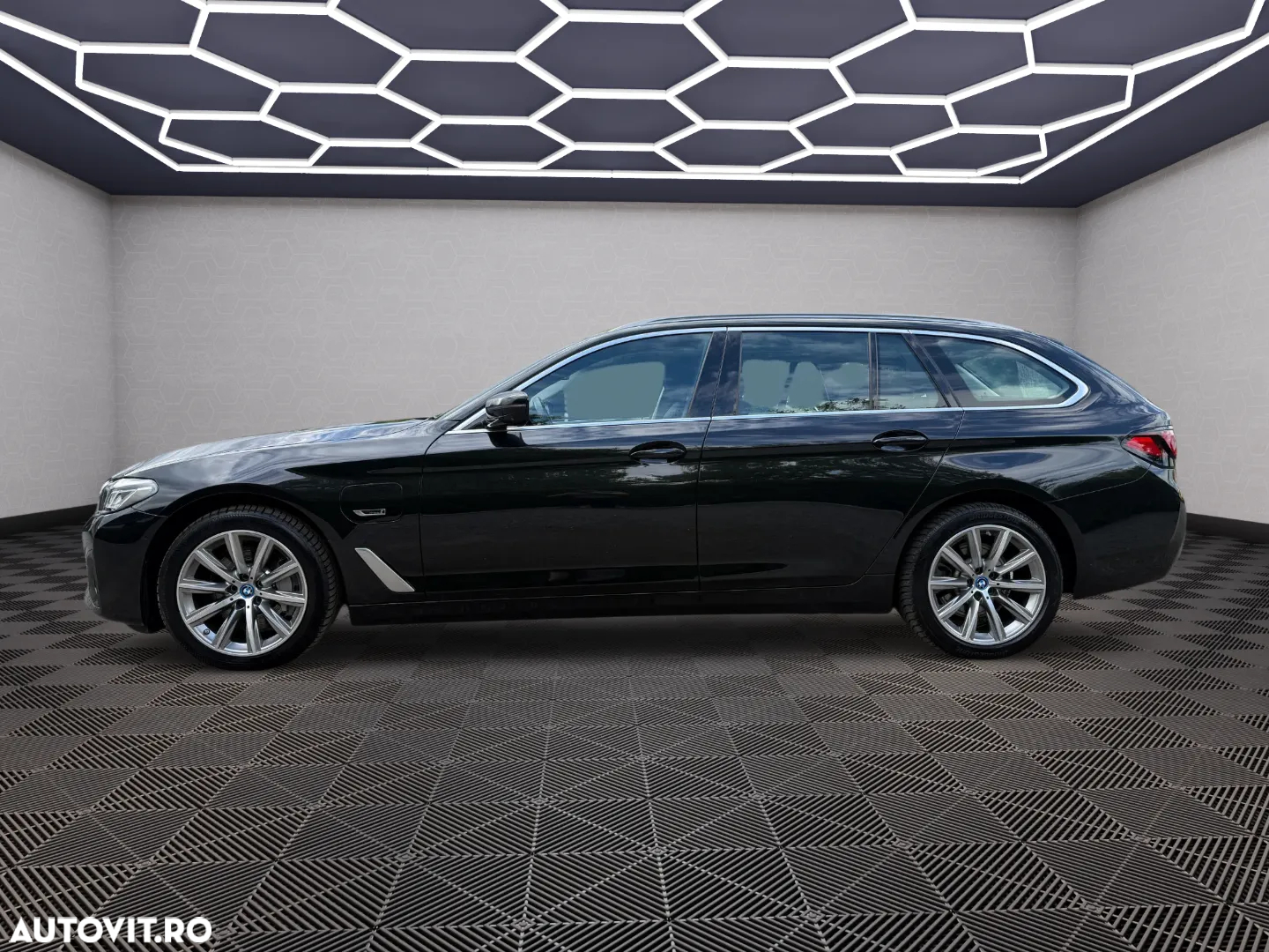 BMW Seria 5 530e xDrive Touring Aut. Luxury Line - 4
