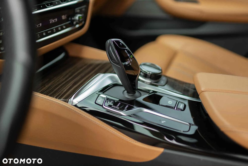 BMW Seria 5 M550i xDrive - 21