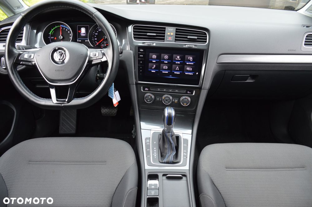 Volkswagen Golf - 22