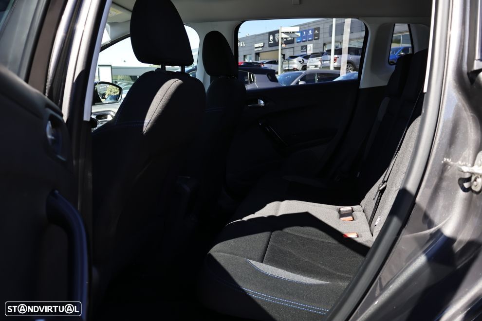 Peugeot 2008 1.2 PureTech Signature - 17