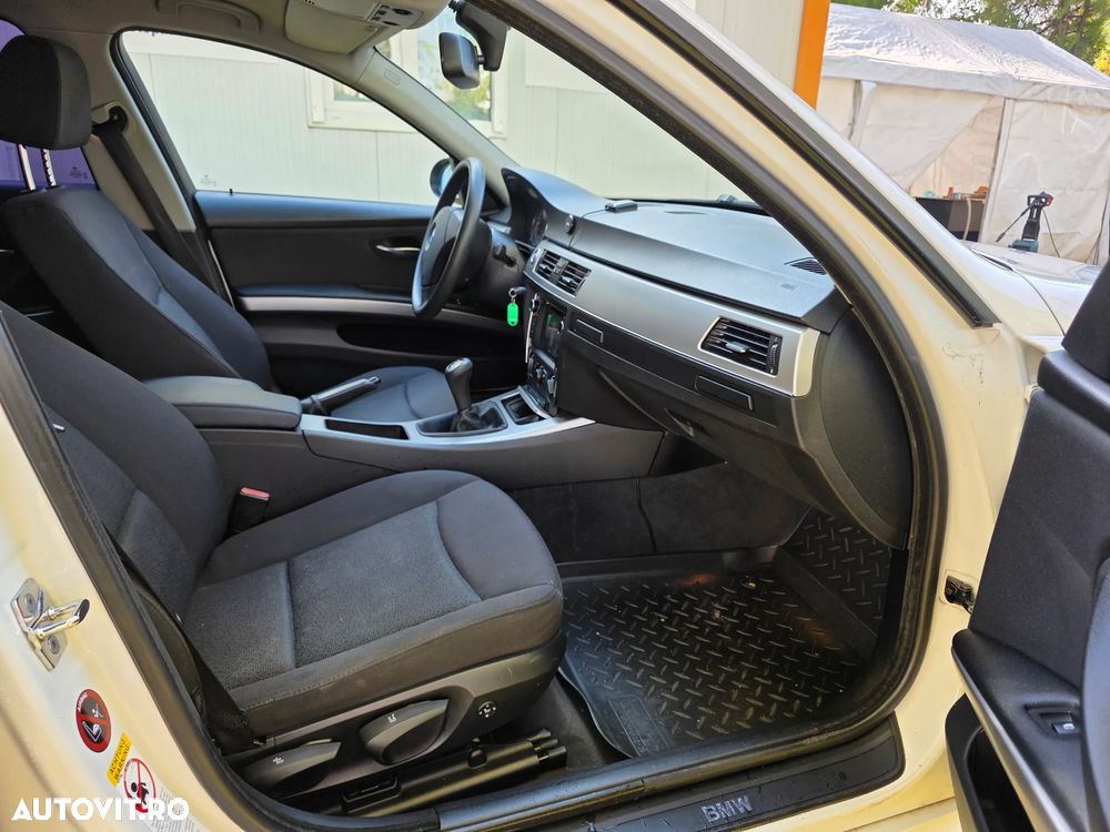 BMW Seria 3 318i Touring - 10