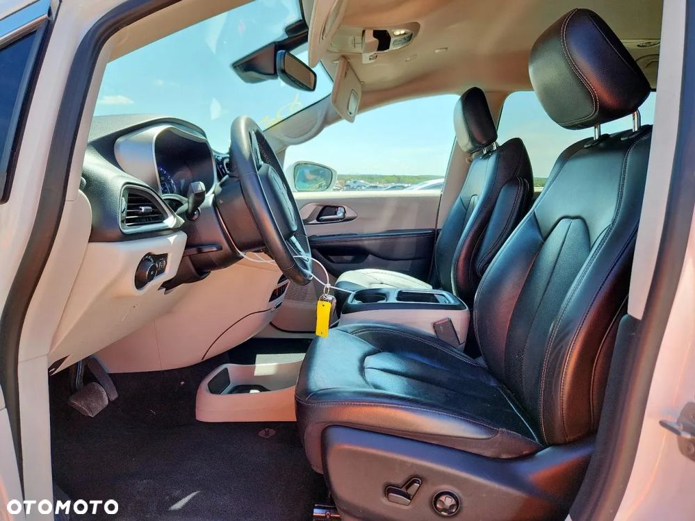Chrysler Pacifica - 8