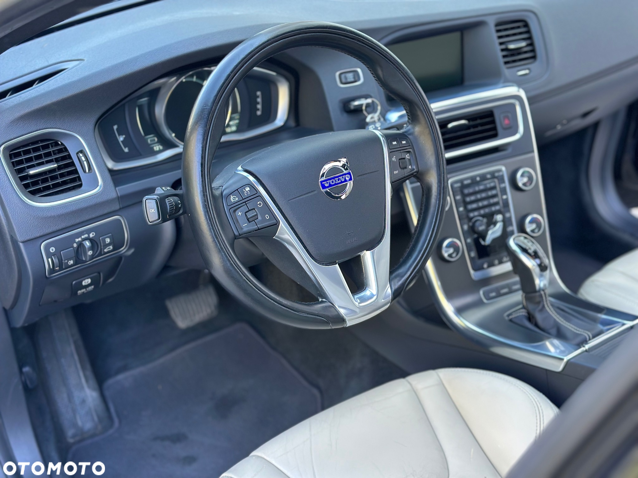 Volvo V60 D6 AWD Plug-in Hybrid Momentum - 24