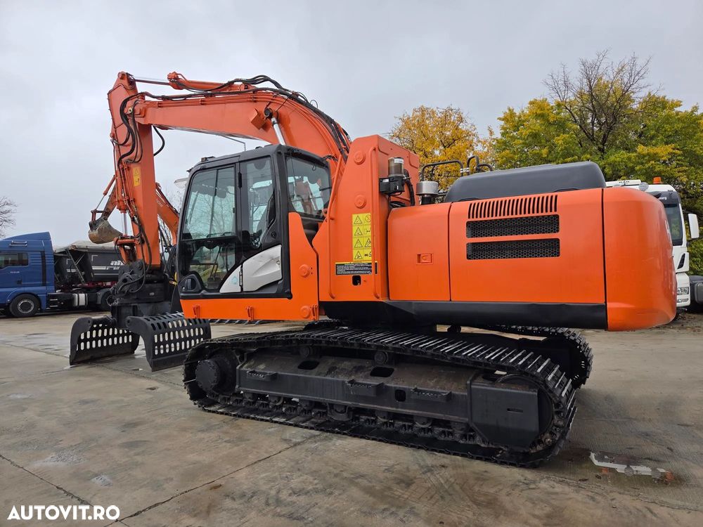 Hitachi GRAIFER deschidere 1,5m pe SENILE, cabina INALTIBILA, Masa operationala 20,3tone, LANT NOU, PAPUCI NOI, Gresare automata, Camera spate, 2017, 8.575h, cupla rapida, motor Isuzu 174CP, 3 pompe HITACHI, posibilitate leasing, STARE FOARTE BUNA-89.900 EUR - 1