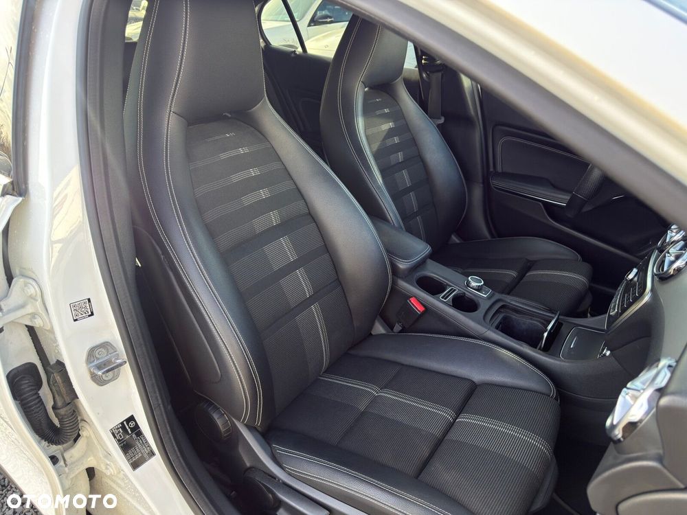 Mercedes-Benz GLA 200 7G-DCT Urban - 21