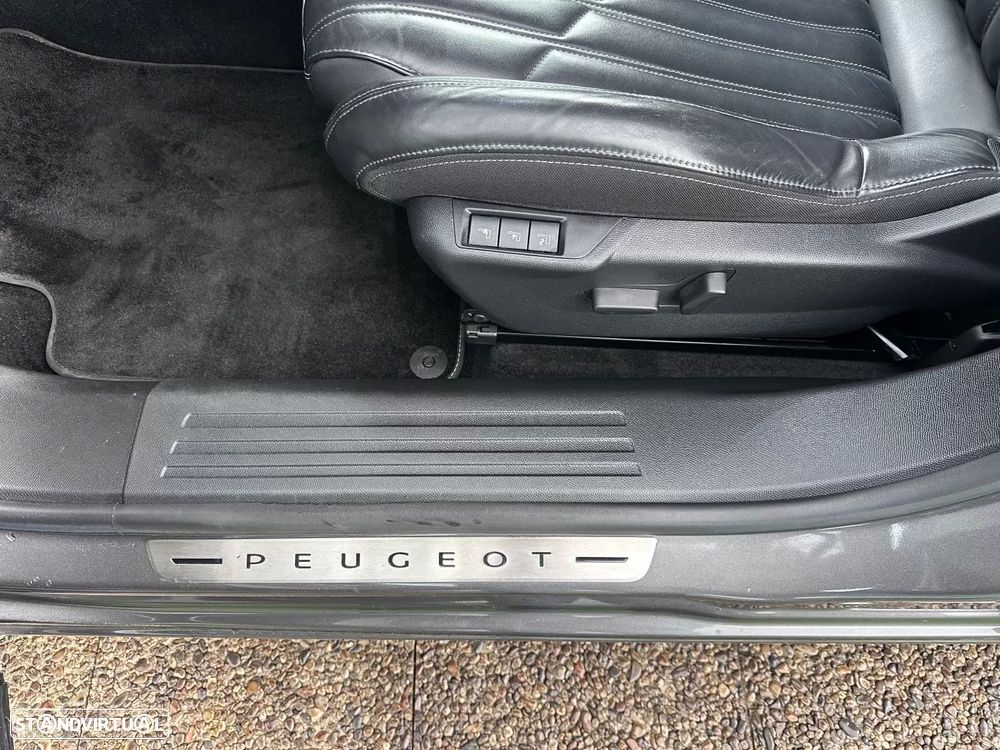 Peugeot 2008 1.2 PureTech GT - 31