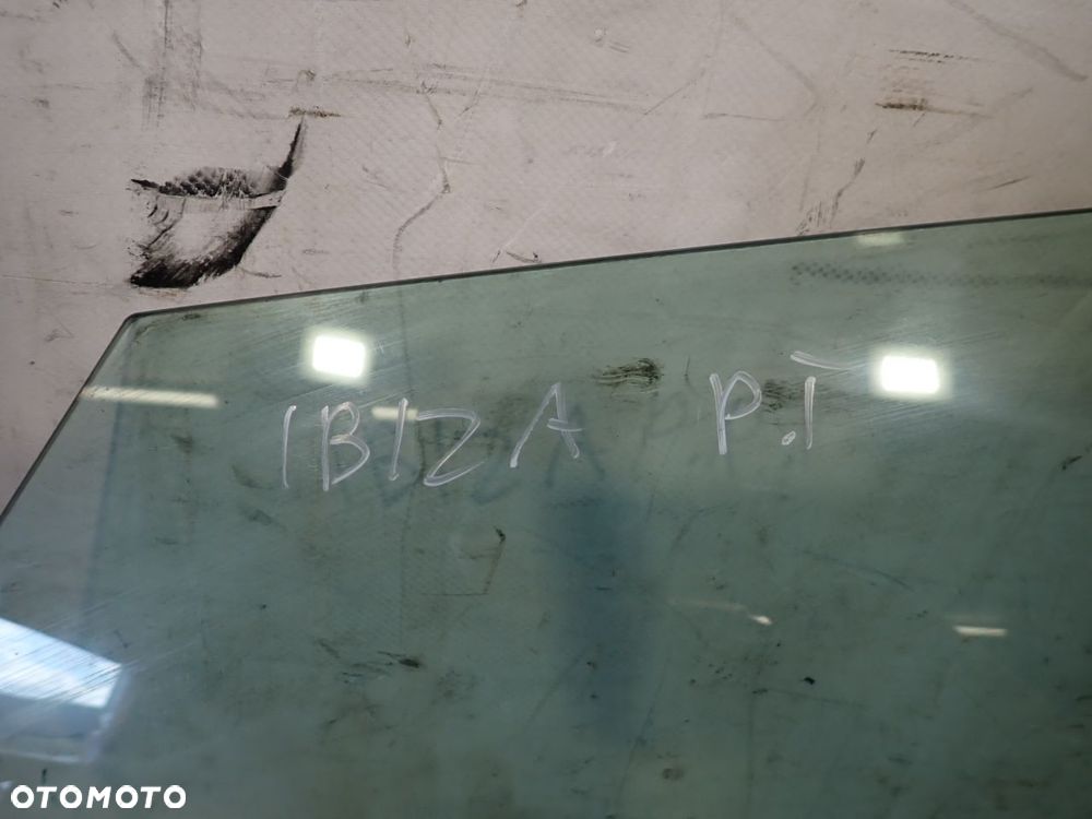 SZYBA BOCZNA PRAWA TYLNA DRZWI SEAT IBIZA IV 1.4 - 2