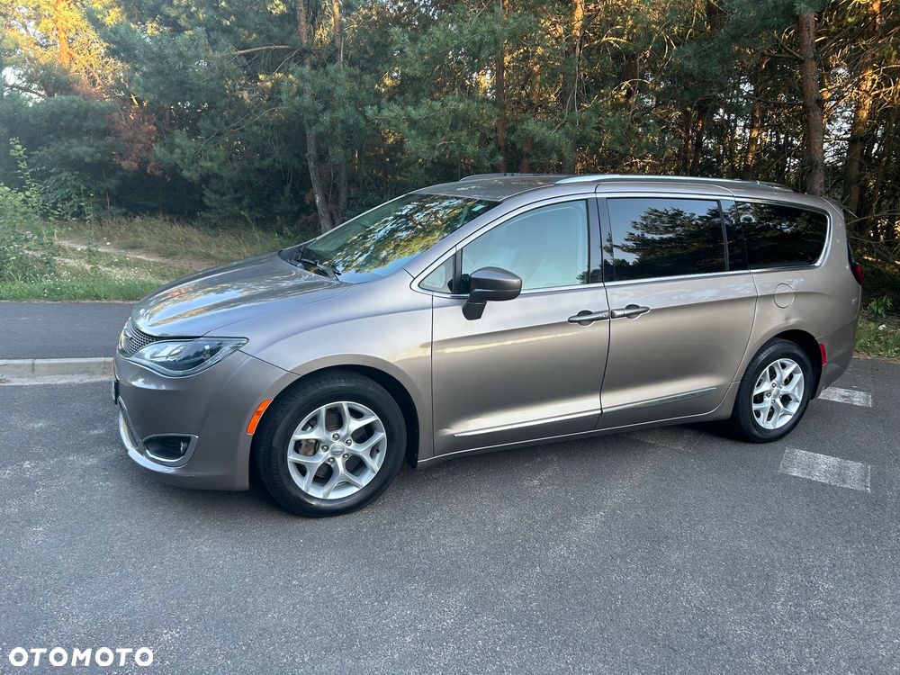 Chrysler Pacifica - 2