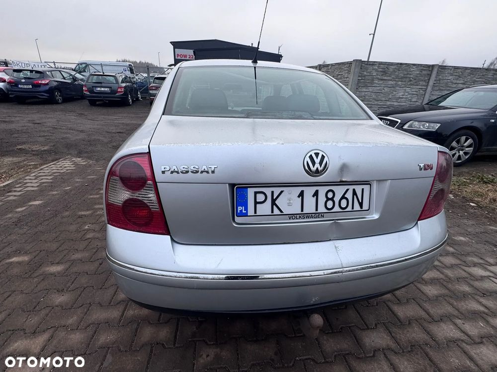 Volkswagen Passat 1.9 TDI Highline - 11