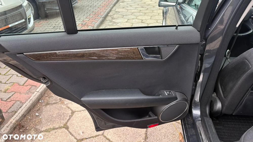 Mercedes-Benz Klasa C 220 CDI DPF Automatik BlueEFFICIENCY - 23