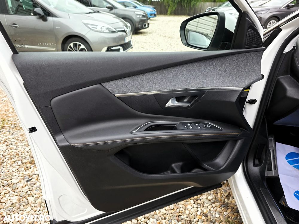Peugeot 3008 PHEV 300 EAT8 4X4 GT - 24