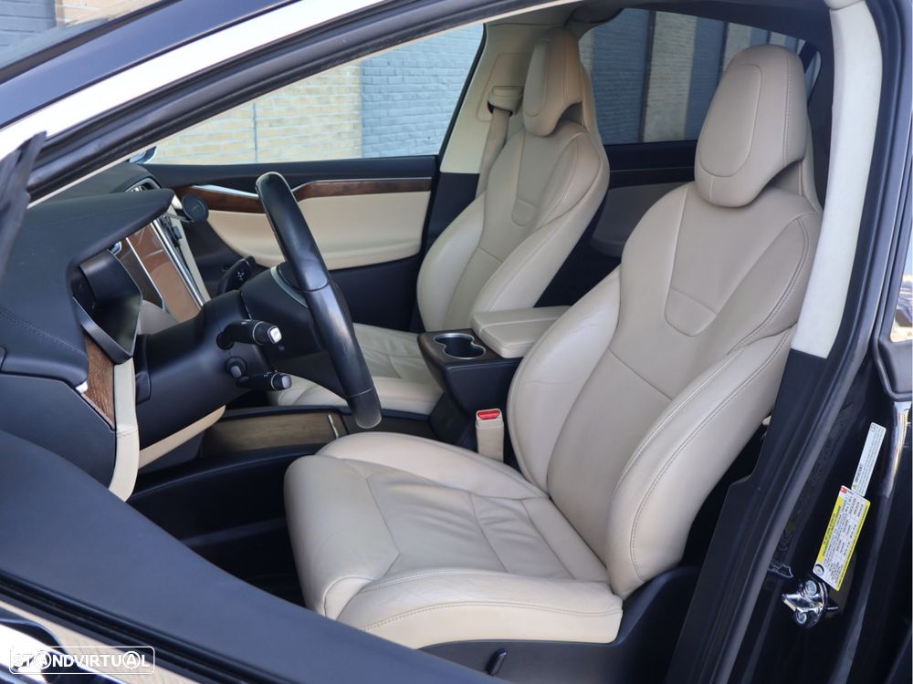 Tesla Model X 90D - 17