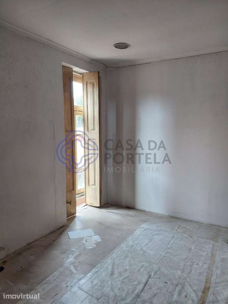 Prédio com  R/C e 1º andar para recuperar para Habitação e comercio - Grande imagem: 4/22