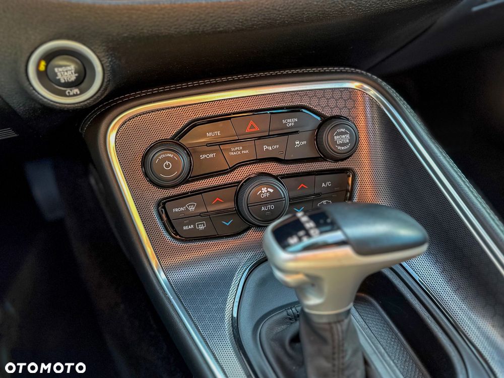 Dodge Challenger - 11