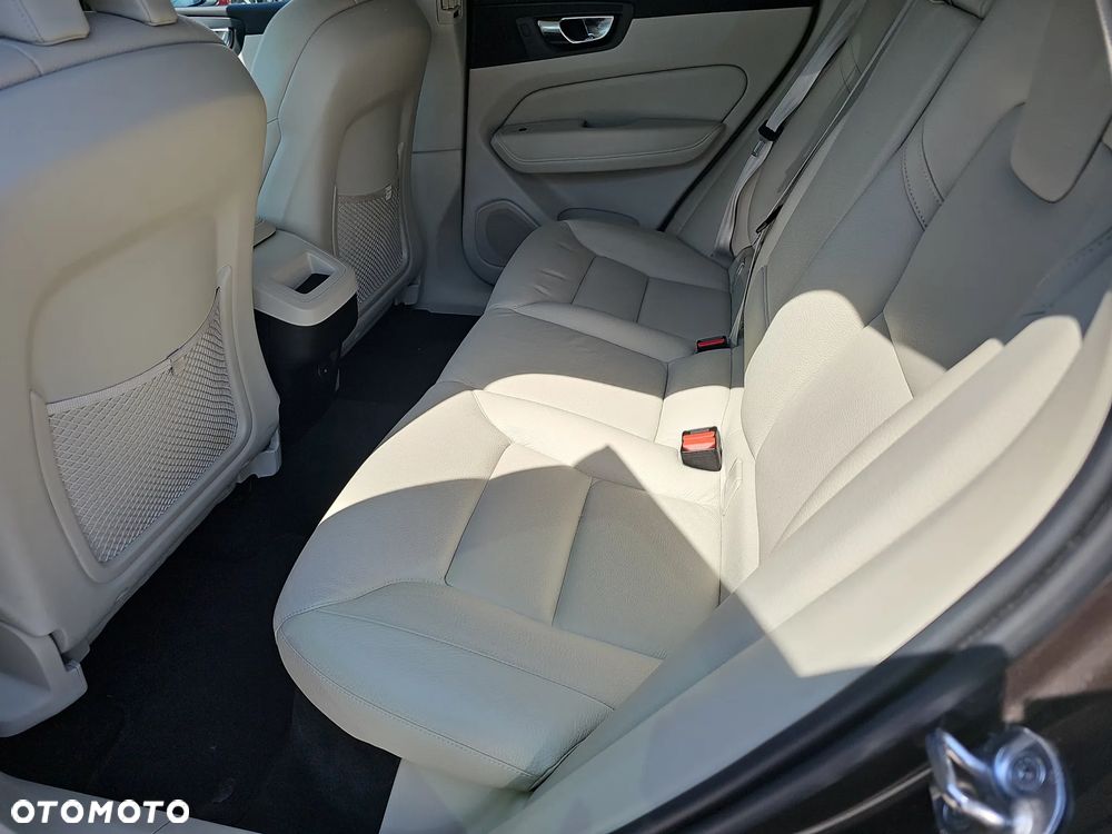 Volvo XC 60 B4 D Plus Bright - 24