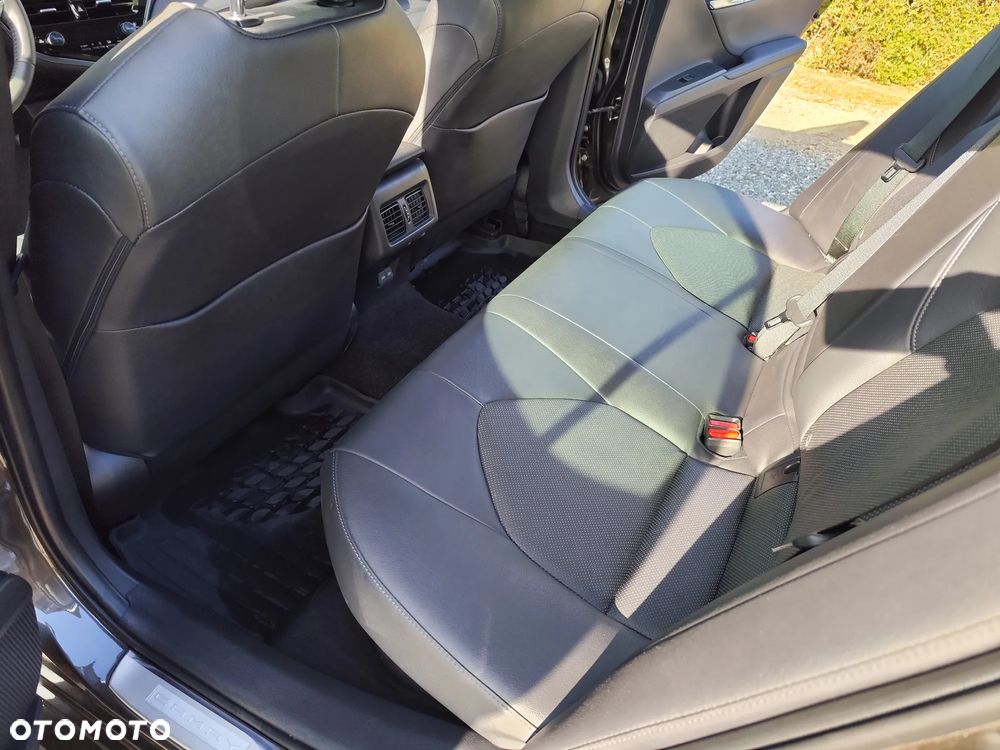 Toyota Camry Luxury - 16