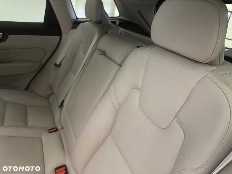 Volvo XC 60 B4 B Plus Bright - 19