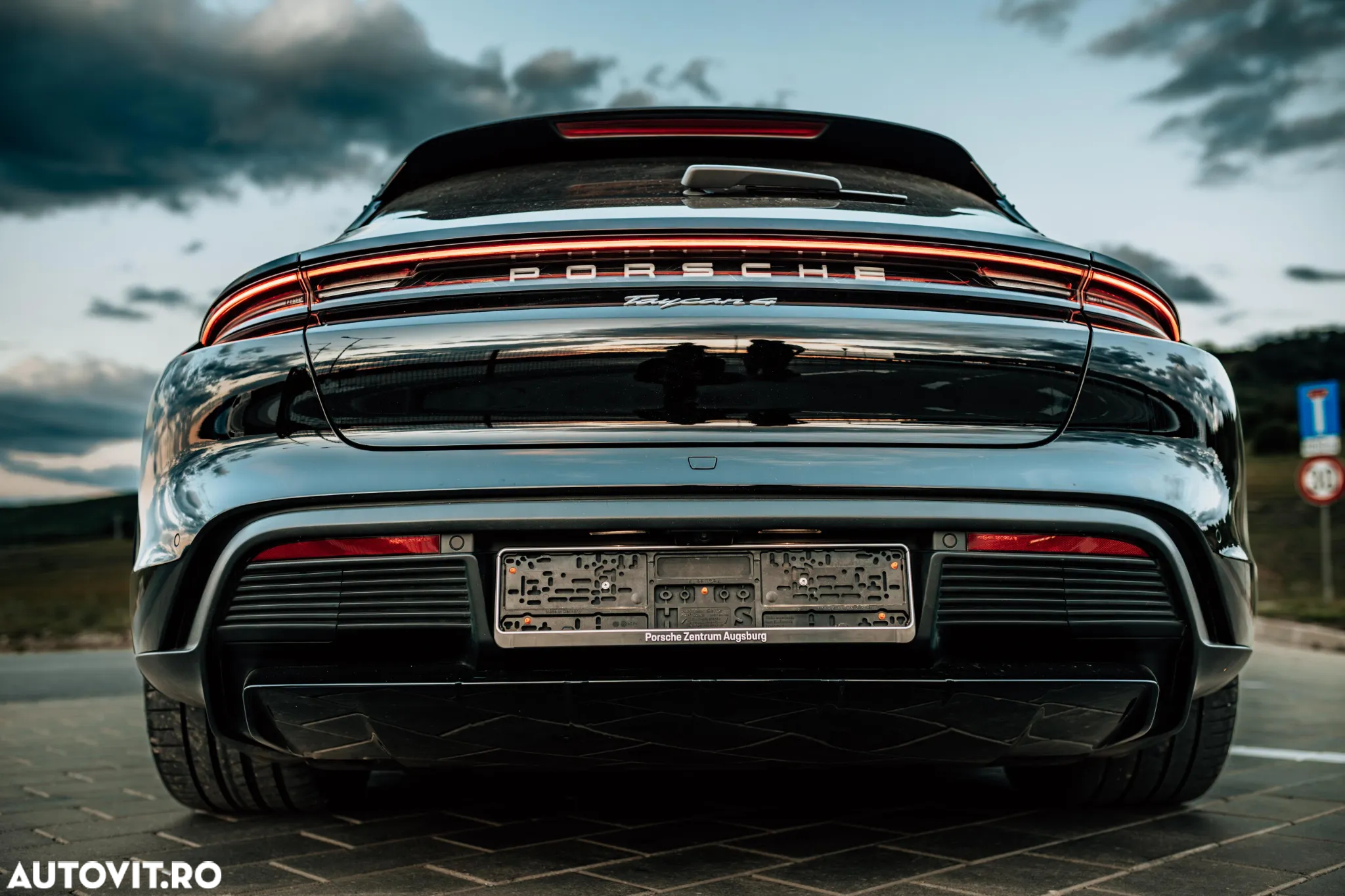 Porsche Taycan - 12