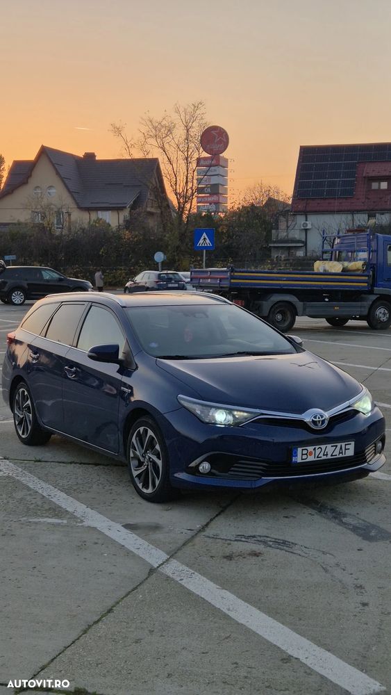 Toyota Auris 1.8 L VVT-i HSD Sol + - 1
