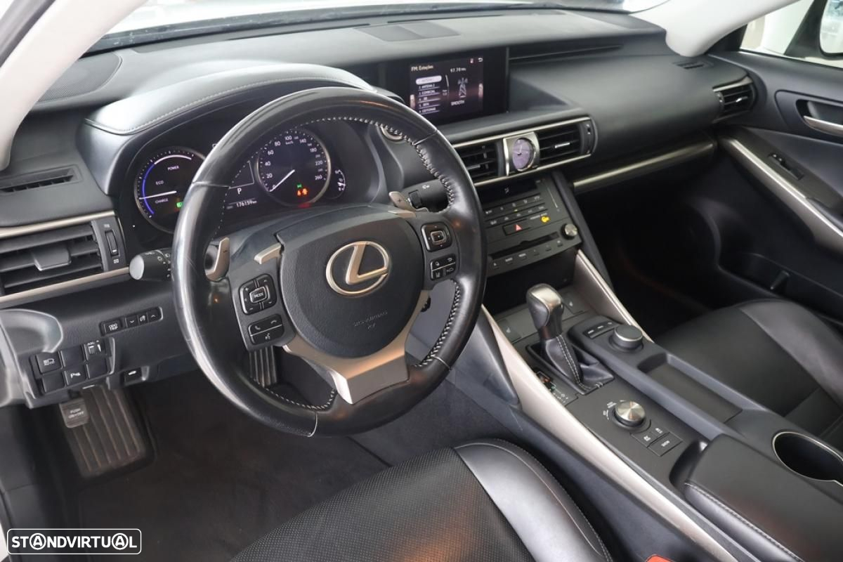 Lexus IS 300H - 19