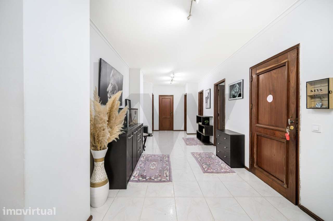 Apartamento T1+3 com Terraço e Box Fechada - Grande imagem: 2/21