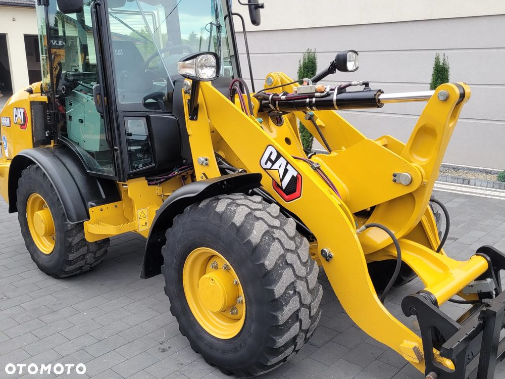 Caterpillar 906M / nowy model 2022r. / łyżka otwierana + widły / SUPER STAN - 10