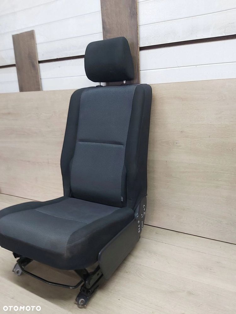 Toyota Corolla Verso II 04-08r fotel LEWY tył tylny 2 II rząd rączka