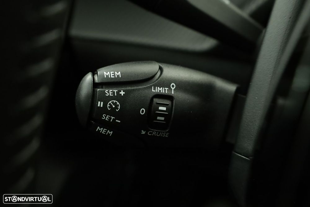 Peugeot 2008 1.2 PureTech Allure - 17