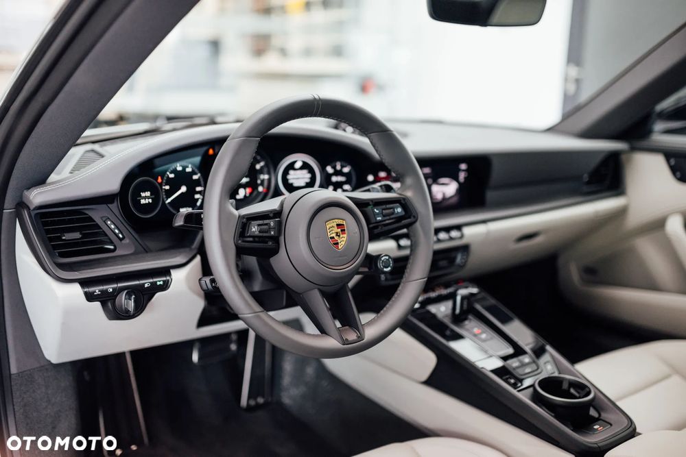 Porsche 911 Carrera GTS - 18