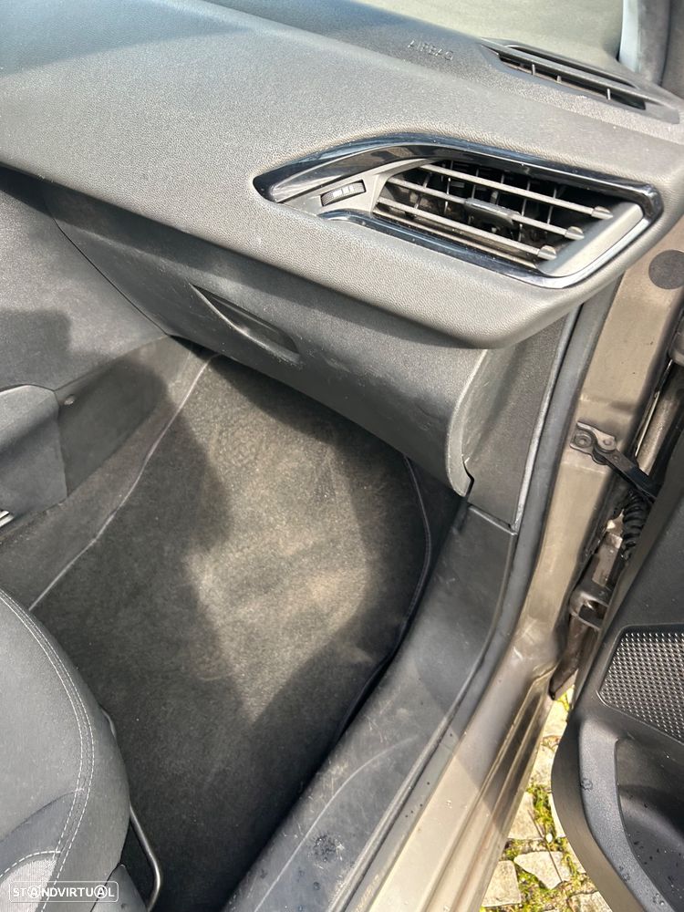 Peugeot 208 1.4 HDi SE Style - 24