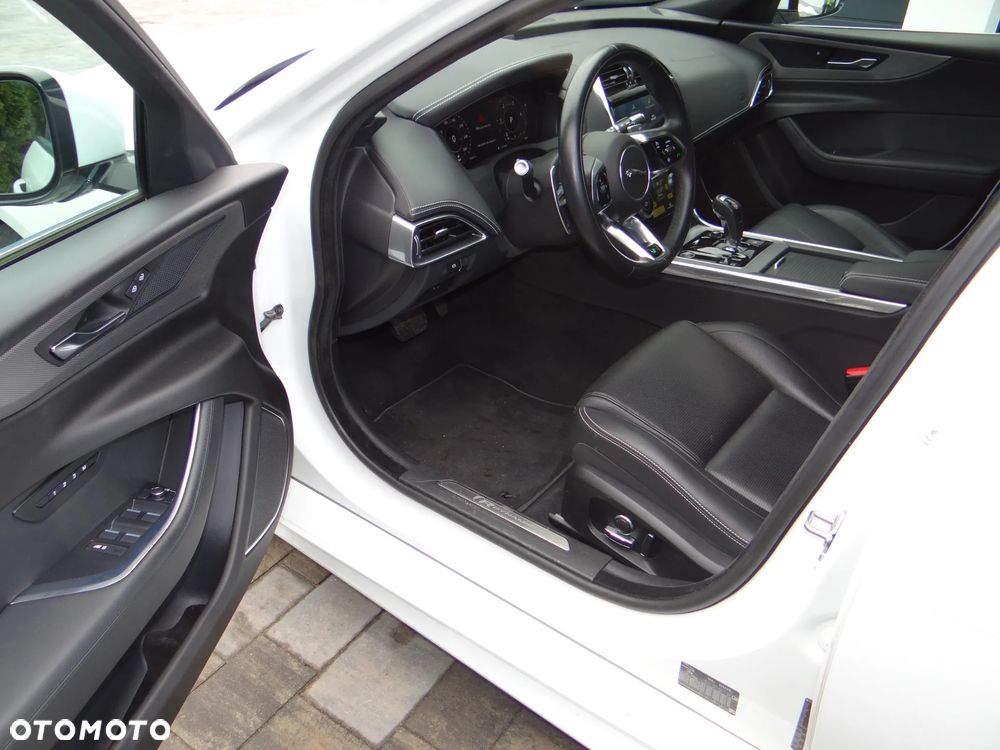 Jaguar XE D200 R-Dynamic S - 5