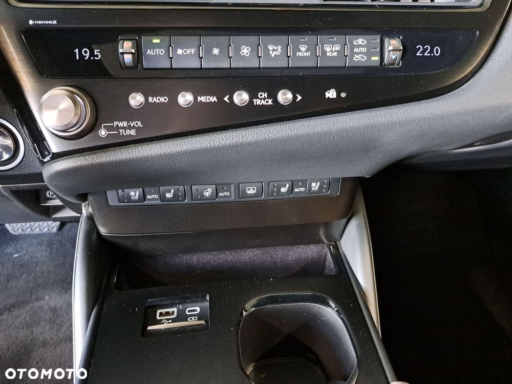 Lexus ES 300h Omotenashi - 26