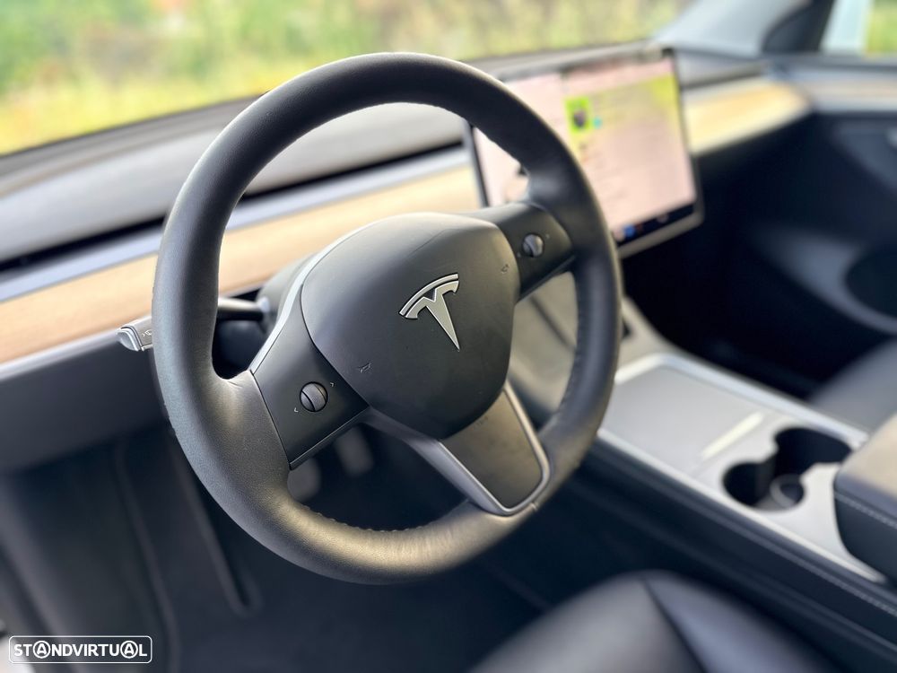 Tesla Model Y - 8