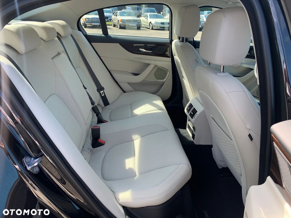 Jaguar XE 2.0 D200 mHEV R-Dynamic Black - 11