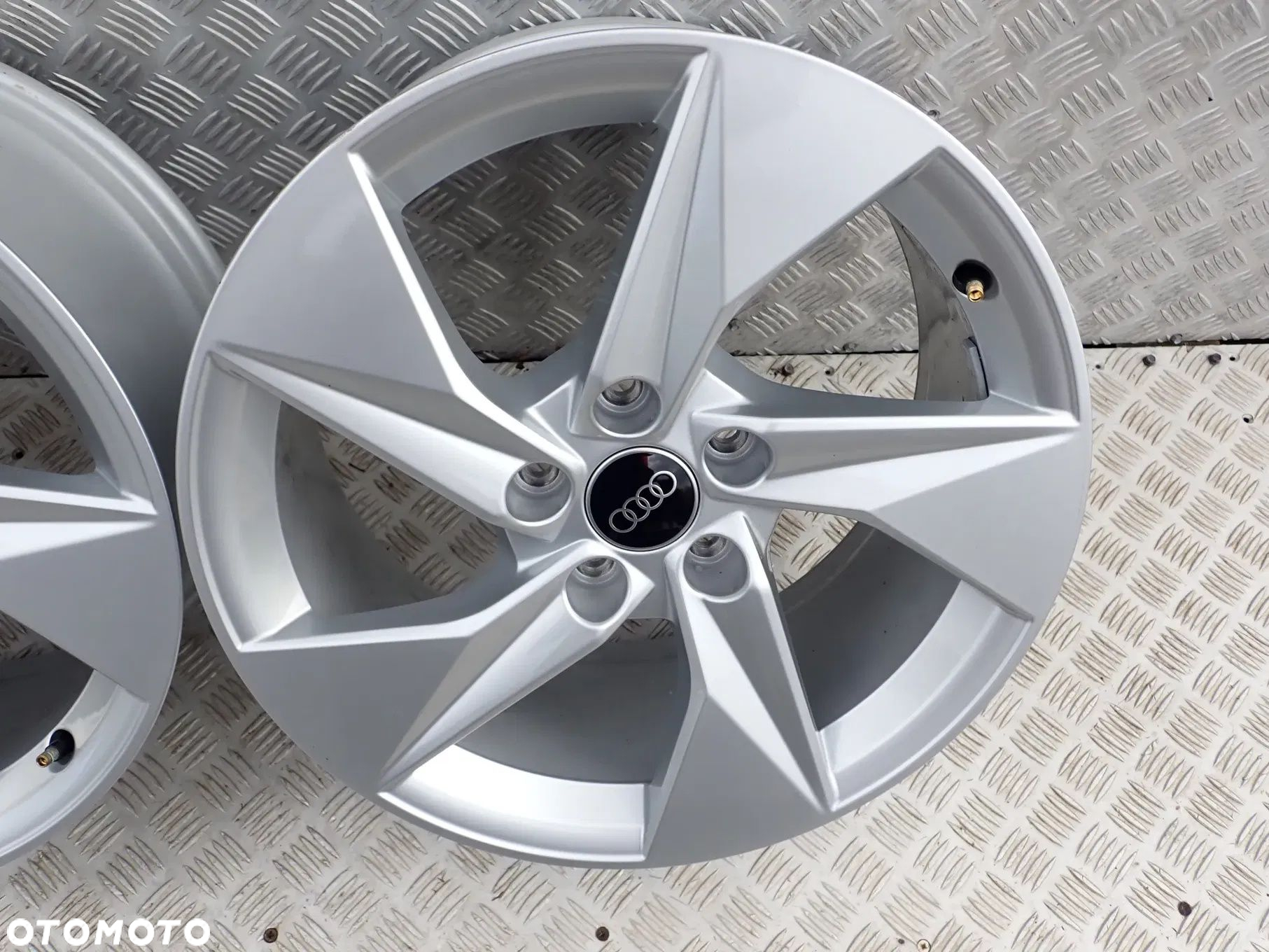 FELGI ALUMINIOWE AUDI 8x17 et 46 A3 A4 b5 b6 b7 A5 A6 A8 Q2 Q3 Q5 - 8Y0601025A - 9