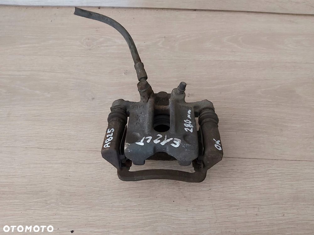 Toyota Corolla E12 zacisk jarzmo tył lewy TRW 275mm - 1