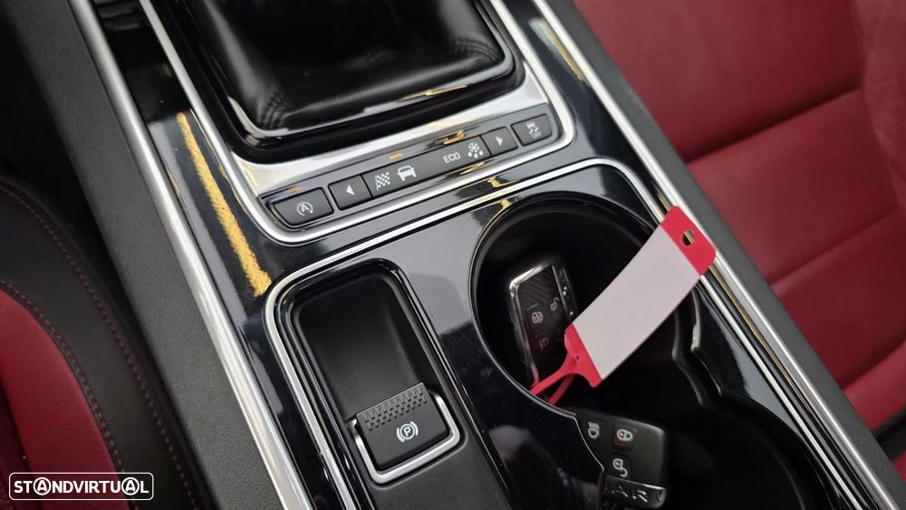 Jaguar XE 2.0 D R-Sport - 43