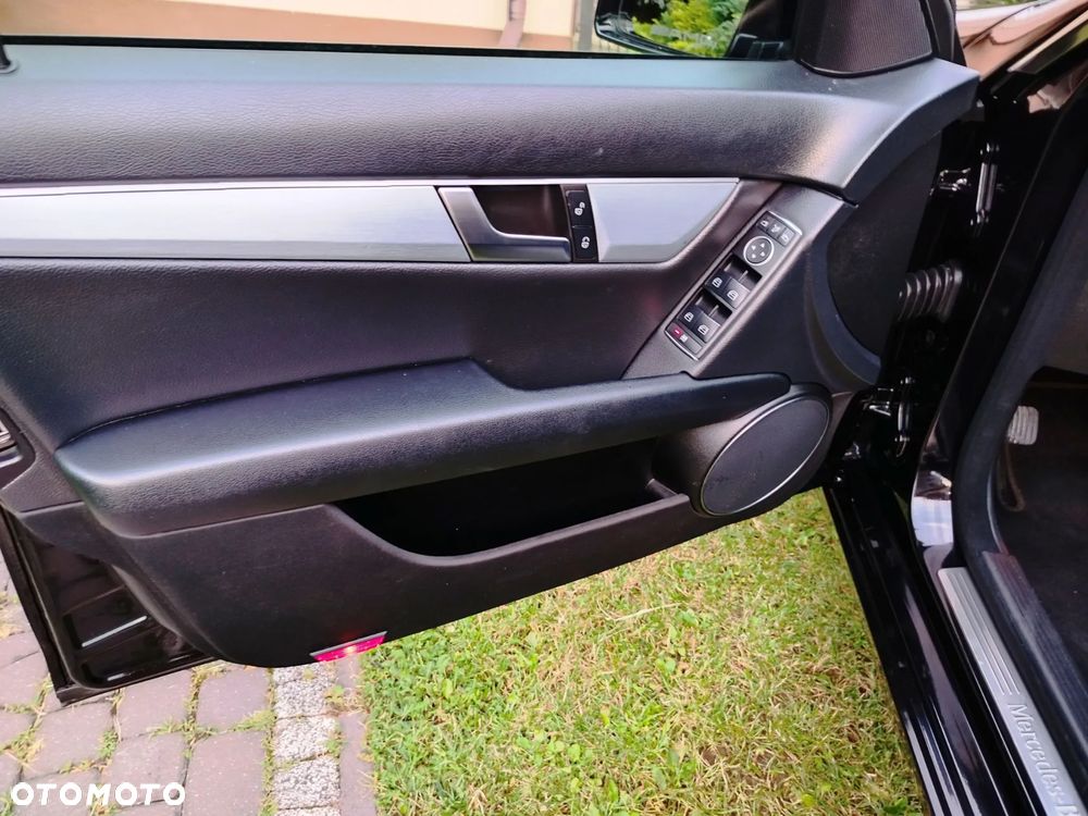 Mercedes-Benz Klasa C 180 T Kompressor Automatik BlueEFFICIENCY Avantgarde - 27